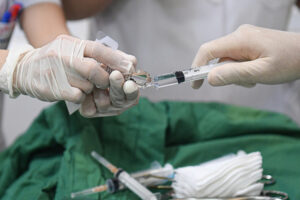 Nguy hiểm Từ Mũi Tiêm Khớp Vai Tại Phòng Khám Tư: Cảnh Báo Thực Trạng Nhiễm Trùng Nghiêm Trọng